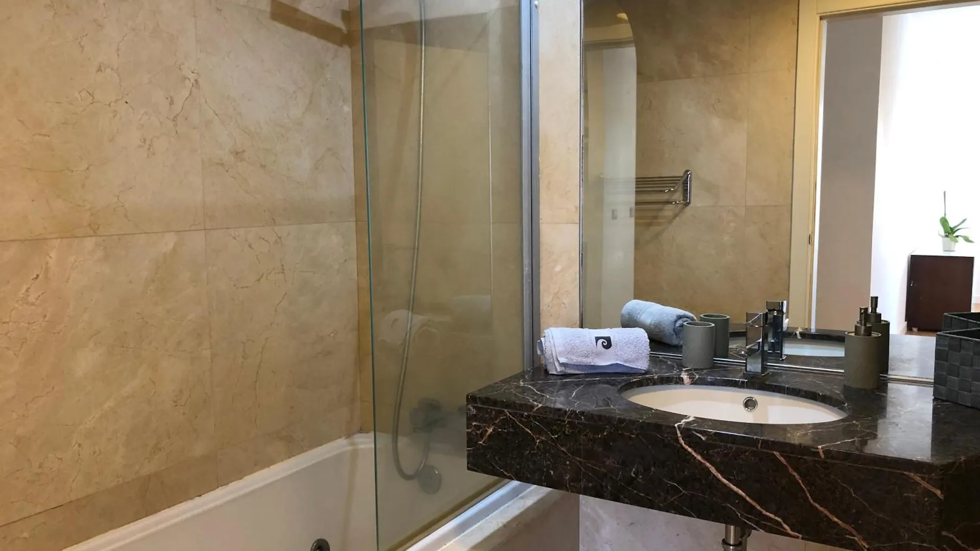 Forum Ocean View Apartment 푼샬